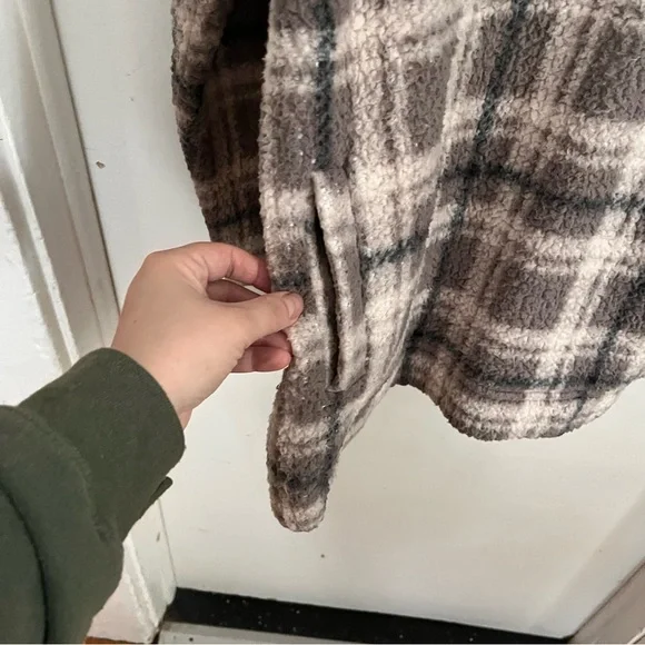 Koolaburra Gray and Cream Teddy Jacket - Picture 4 of 5